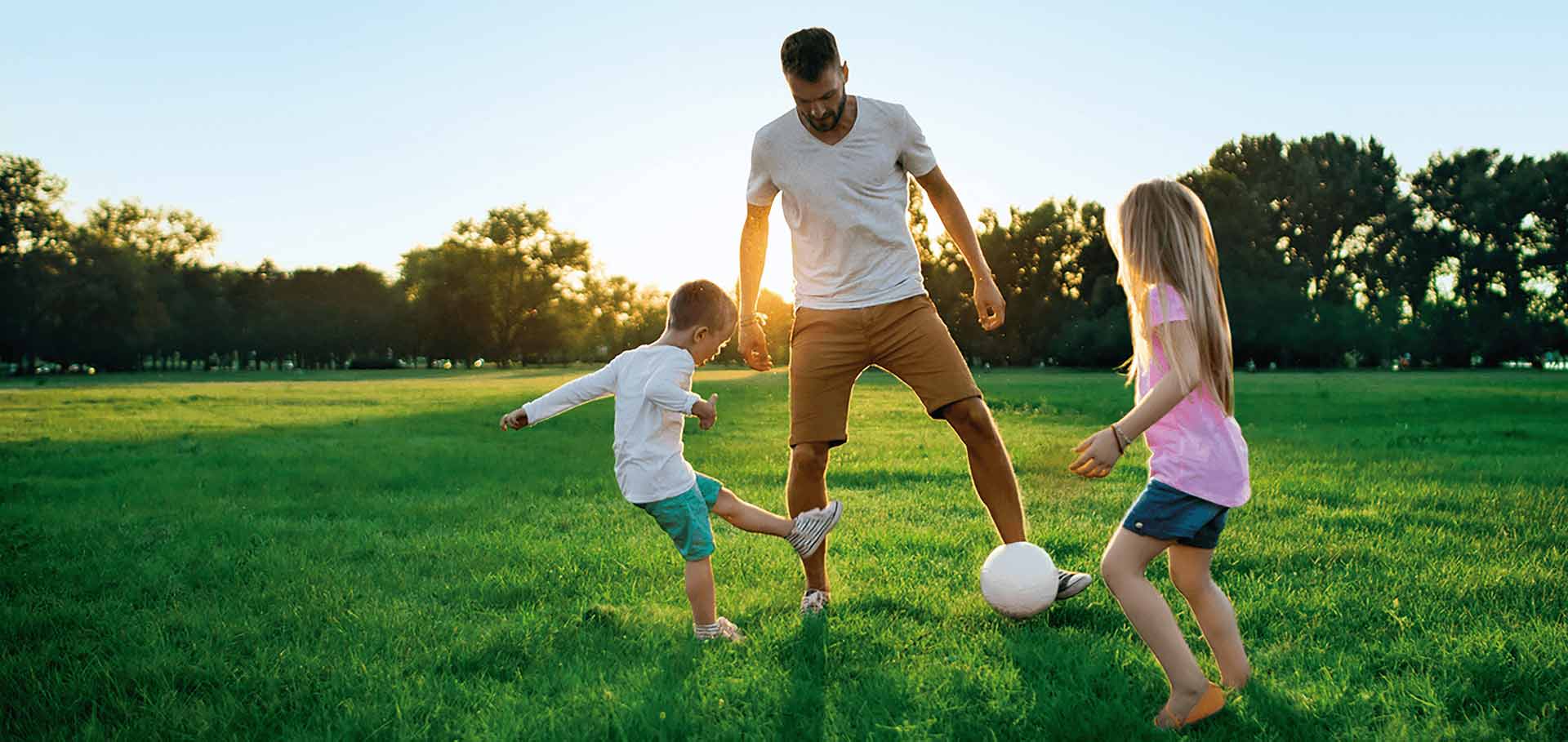 Diviértete junto a Banana Boat, aprovechando al máximo los momentos soleados en familia con tu protector solar preferido, perfecto para visitar el parque de juegos.